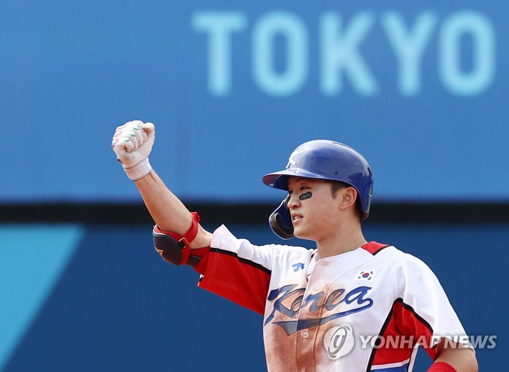Park Hae-min of South Korea celebrates his two-run double against Israel in the bottom of the fifth inning of the teams' second-round game at the Tokyo Olympic baseball tournament at Yokohama Stadium in Yokohama, Japan, on Aug. 2, 2021. (Yonhap)