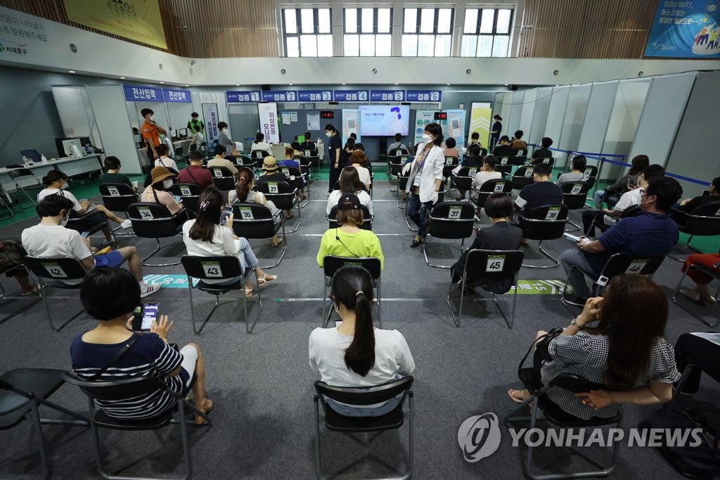 People are monitored for side effects after receiving their vaccine shots at a vaccination center in western Seoul on Aug. 4, 2021. (Yonhap)