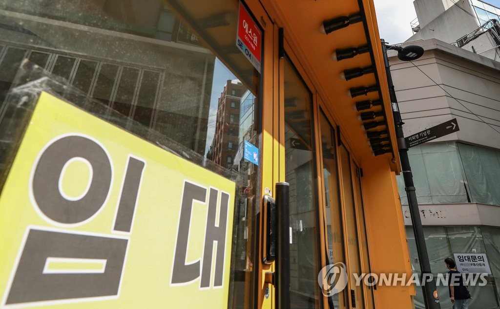 This photo, taken Aug. 5, 2021, shows stores with for lease signs in the shopping district of Myeongdong in central Seoul amid the fourth wave of the pandemic. (Yonhap)