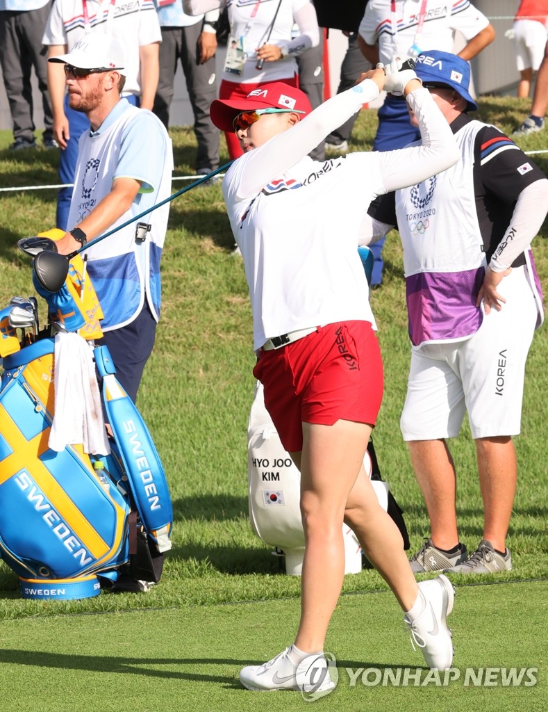 Kim Sei-young of South Korea tees off at the first hole during the final round of the Tokyo Olympic women's golf tournament at Kasumigaseki Country Club in Saitama, Japan, on Aug. 7, 2021. (Yonhap)