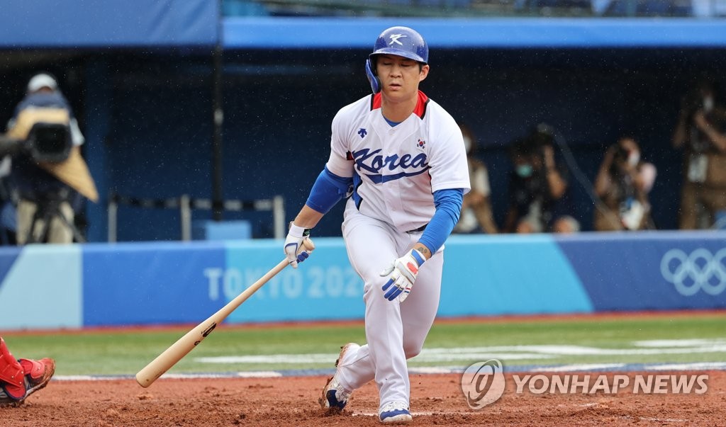 Oh Ji-hwan of South Korea strikes out against the Dominican Republic during the bottom of the second inning of the bronze medal game at the Tokyo Olympic baseball tournament at Yokohama Stadium in Yokohama, Japan, on Aug. 7, 2021. (Yonhap)