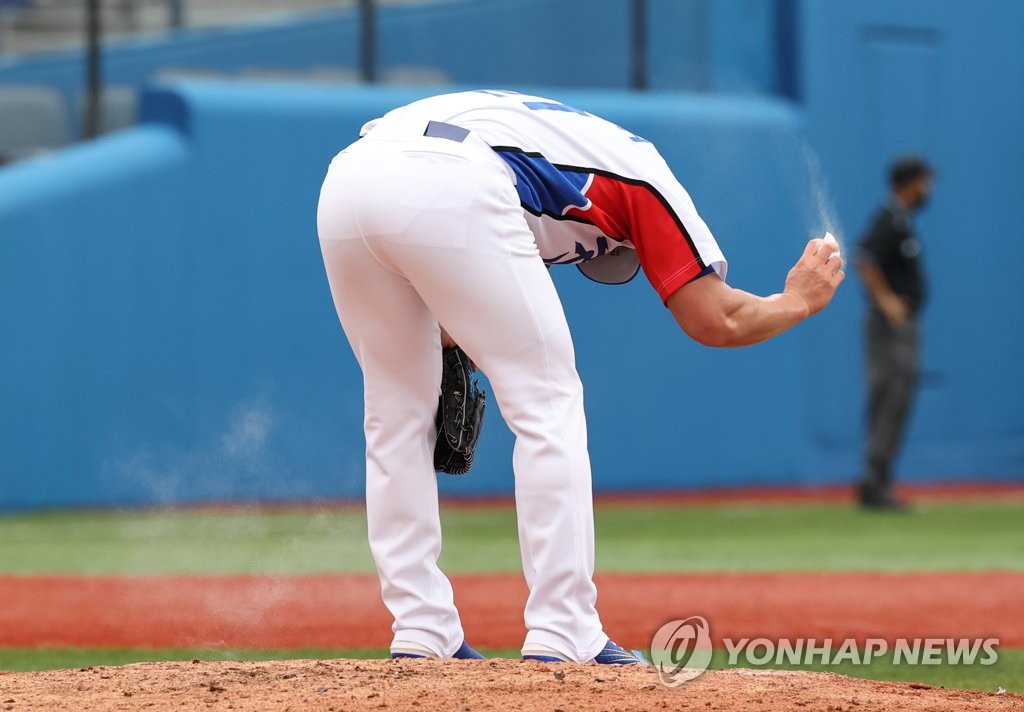 Oh Seung-hwan of South Korea throws down a rosin bag after allowing a two-run home run to Johan Mieses of the Dominican Republic during the top of the eighth inning of the bronze medal game at the Tokyo Olympic baseball tournament at Yokohama Stadium in Yokohama, Japan, on Aug. 7, 2021. (Yonhap)