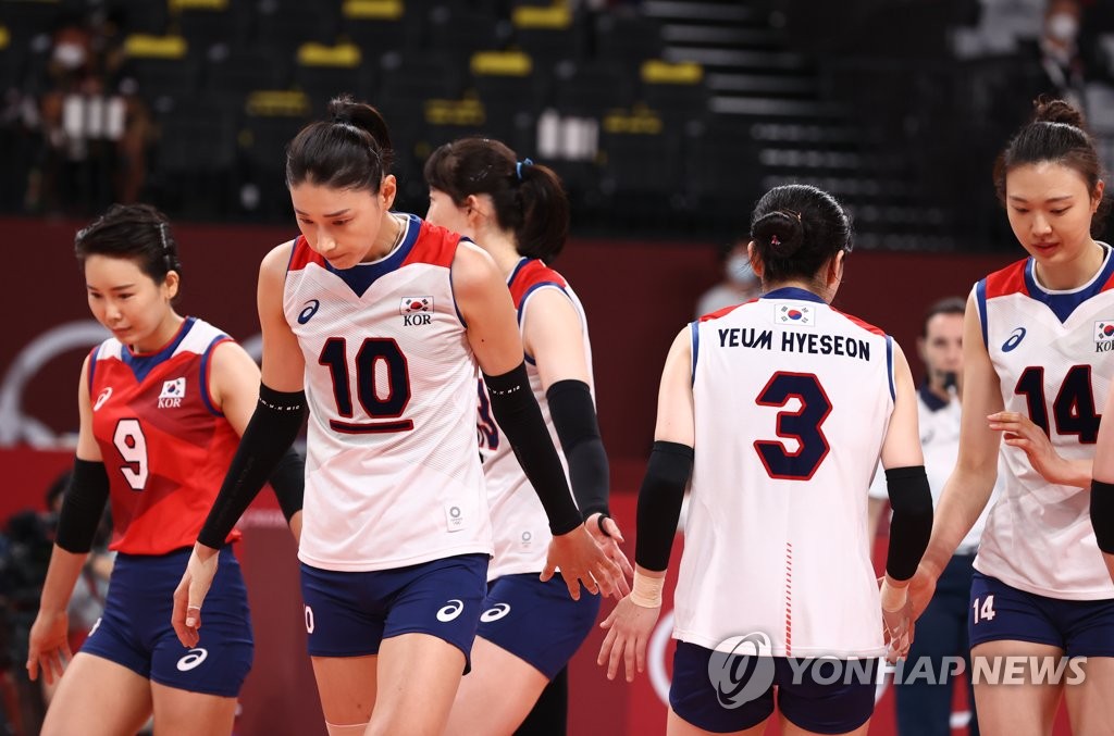 South Korean players react to a point scored by Serbia in the teams' bronze medal match of the Tokyo Olympic women's volleyball tournament at Ariake Arena in Tokyo on Aug. 8, 2021. (Yonhap)