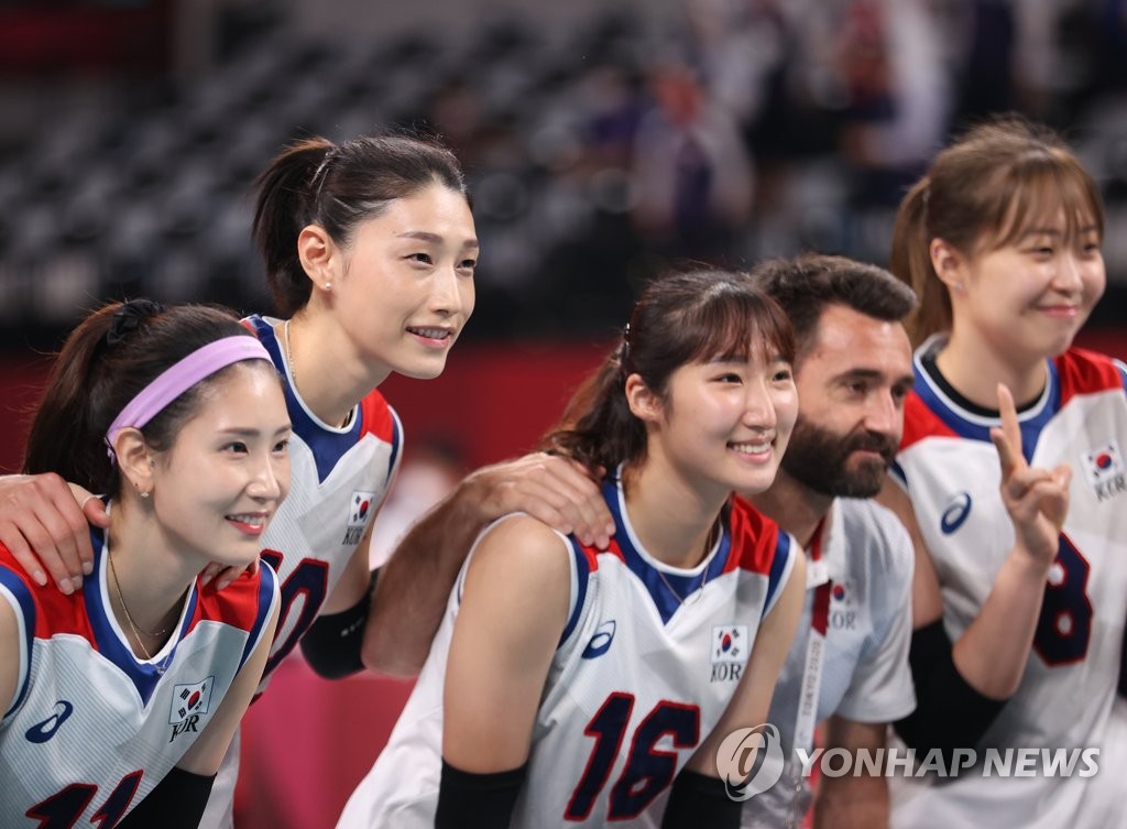 東京五輪は最終日の８日、バレーボール女子の３位決定戦が行われ、韓国はセルビアに０―３で敗れた。今大会で韓国は世界ランキングで格上の日本やトルコを相次いで下すなど、前評判を覆す成績を残した。メダルは取れなかったが、主将でエースの金軟景（キム・ヨンギョン、左から２番目）らは試合後、笑顔で記念撮影した＝８日、東京（聯合ニュース）