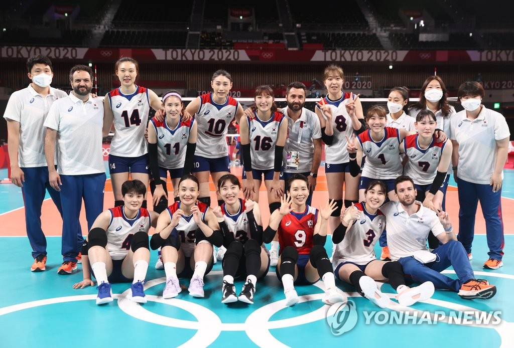 L'équipe de Corée du Sud de volley-ball féminin après sa défaite face à la Serbie lors du match pour la médaille de bronze aux Jeux olympiques de Tokyo à l'aréna d'Ariake, le dimanche 8 août 2021.