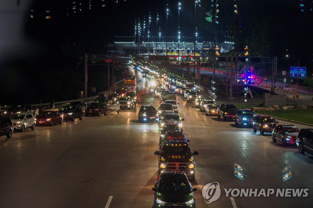 지난 9일 규제조치 완화하자 캐나다 국경 몰려든 미국 차량들.