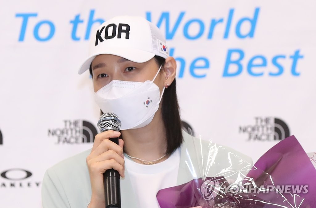 South Korean volleyball star Kim Yeon-koung speaks to reporters at Incheon International Airport, west of Seoul, on Aug. 9, 2021, after returning home from the Tokyo Olympics. (Yonhap)