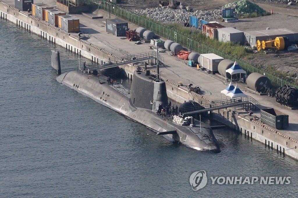 英最新鋭空母群所属の原子力潜水艦　韓国・釜山に入港