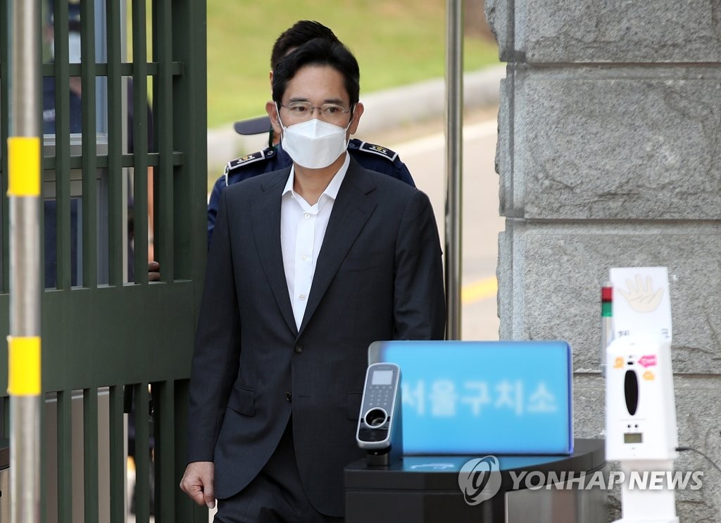 (LEAD) President Moon: Samsung heir Lee's parole was decision made for national interest