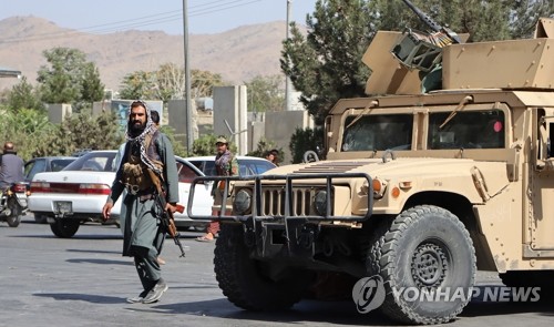 아프간 카불에서 지난 27일(현지시간) 탈레반 병사들이 하미드 카르자이 국제공항으로 진입하는 도로를 장갑차로 막고 경비를 서고 있다. [EPA=연합뉴스 자료사진]