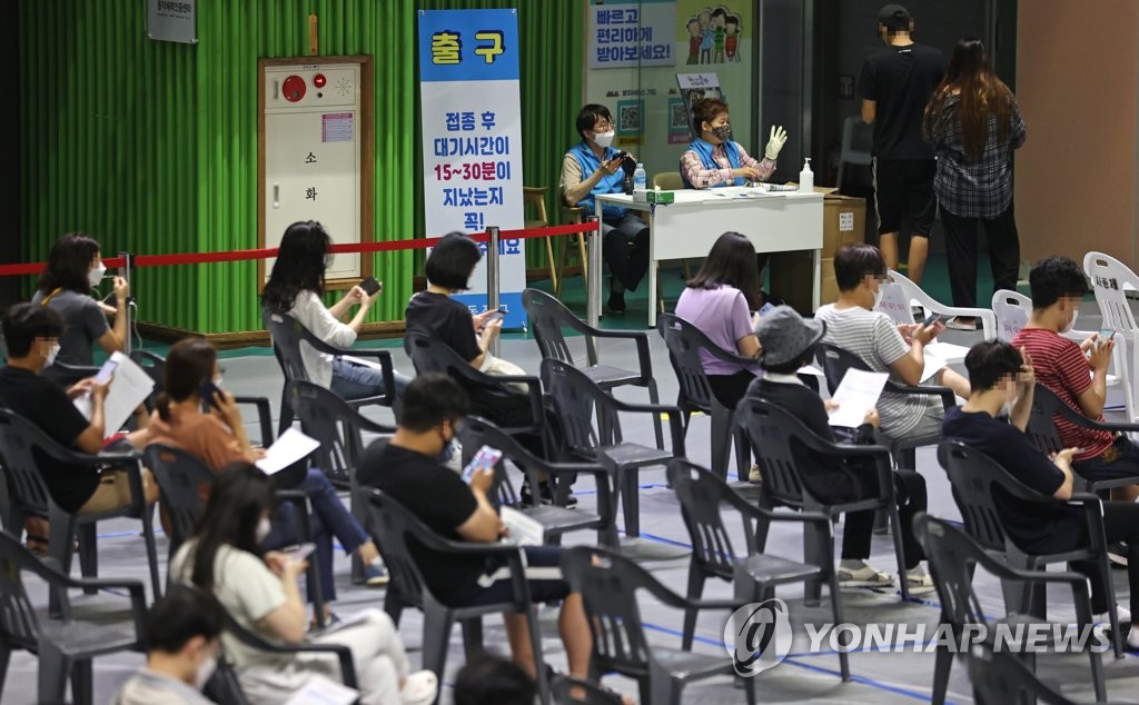 Citizens wait to receive COVID-19 jabs at a makeshift inoculation center in southern Seoul on Aug. 30, 2021. (Yonhap)