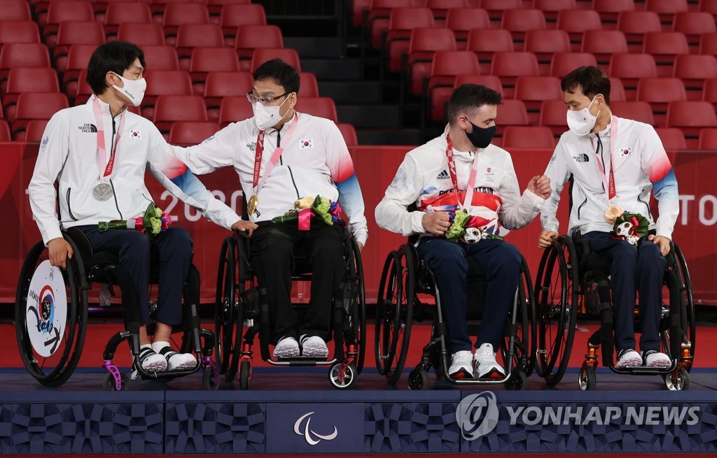 Médaillés de l'épreuve simple hommes de tennis de table de classe TT1 des Jeux paralympiques de Tokyo : de la gauche vers la droite, Kim Hyeon-uk (argent), Joo Young-dae (or), Thomas Matthews (bronze) et Nam Ki-won (bronze). 