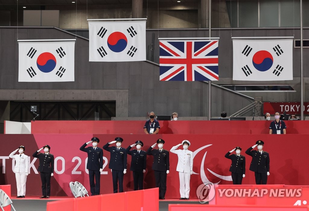 Trois drapeaux nationaux de la Corée du Sud sont hissés le lundi 30 août 2021 au gymnase métropolitain de Tokyo alors que le pays du Matin-Clair a raflé trois médailles en tennis de table simple hommes (classe TT1) aux Jeux paralympiques de Tokyo.