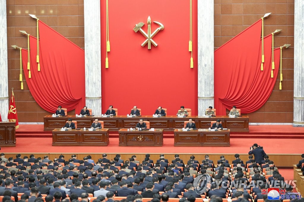 김정은, 당 정치국 회의 주재…"방역대책 빈틈없이 세워야"