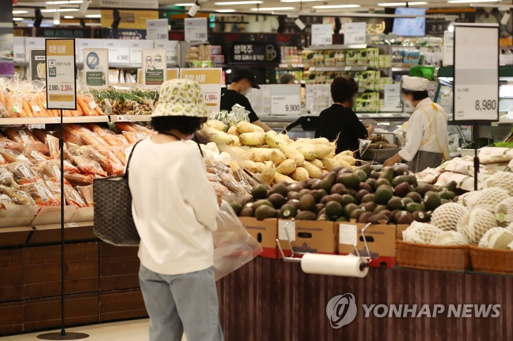 Citizens shop for groceries at a discount store in Seoul on Sept. 6, 2021, in the file photo, amid a spike in fruit and livestock product prices ahead of the Chuseok fall harvest holiday for Sept. 20-22. (Yonhap)