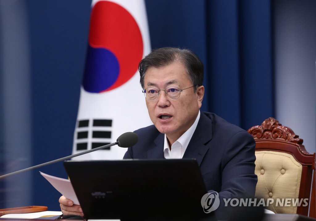 El presidente Moon Jae-in habla, el 6 de septiembre de 2021, en una reunión con sus jefes secretarios, en la oficina presidencial, Cheong Wa Dae, en Seúl.