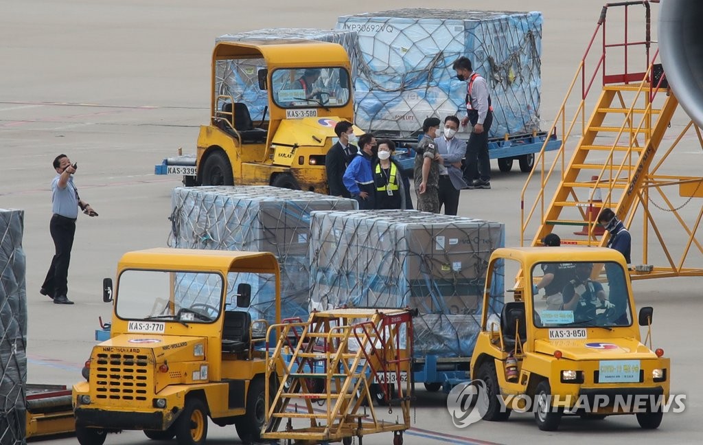 La foto, muestra unas cajas, que contienen los 2,55 millones de dosis de la vacuna contra el nuevo coronavirus del gigante farmacéutico estadounidense Moderna Inc., siendo descargadas de un avión, el 6 de septiembre de 2021, en el Aeropuerto Internacional de Incheon, al oeste de Seúl. 