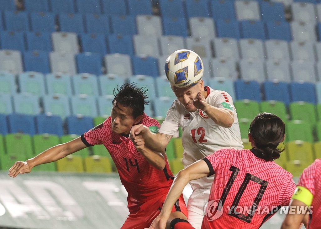 Hong Chul of South Korea (L) and Robert Melki of Lebanon battle for the ball during the teams' Group A match in the final Asian qualifying round for the 2022 FIFA World Cup at Suwon World Cup Stadium in Suwon, Gyeonggi Province, on Sept. 7, 2021. (Yonhap)