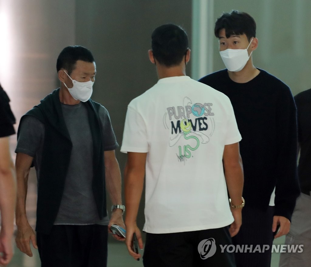 출국장의 손흥민과 황희찬