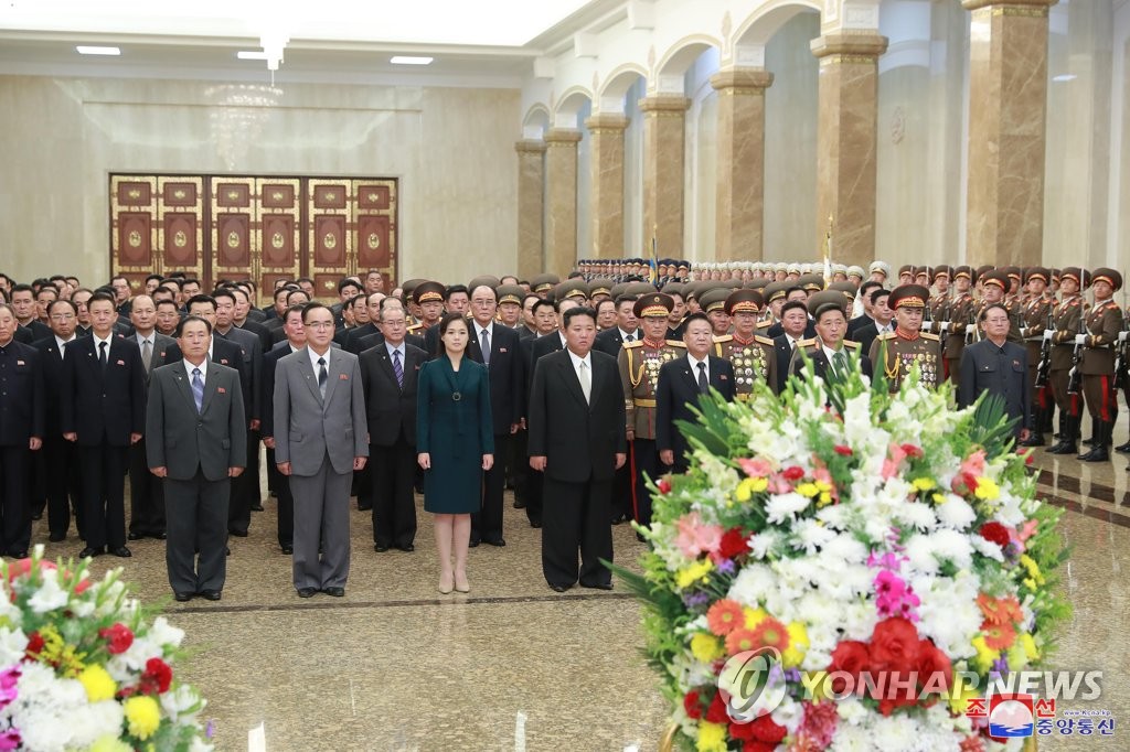 La foto, desvelada por la KCNA, muestra al líder norcoreano, Kim Jong-un (cuarto por la izda., primera fila), y su esposa, Ri Sol-ju (tercera por la izda., primera fila), junto con miembros del Presídium del Politburó del Partido de los Trabajadores, visitando el Palacio del Sol de Kumsusan, en Pyongyang, el 9 de septiembre de 2021, para rendir homenaje a su abuelo y fundador de Corea del Norte, Kim Il-sung, y a su padre Kim Jung-il, con ocasión del 73er. aniversario de la fundación del país. (Uso exclusivo dentro de Corea del Sur. Prohibida su distribución parcial o total) 