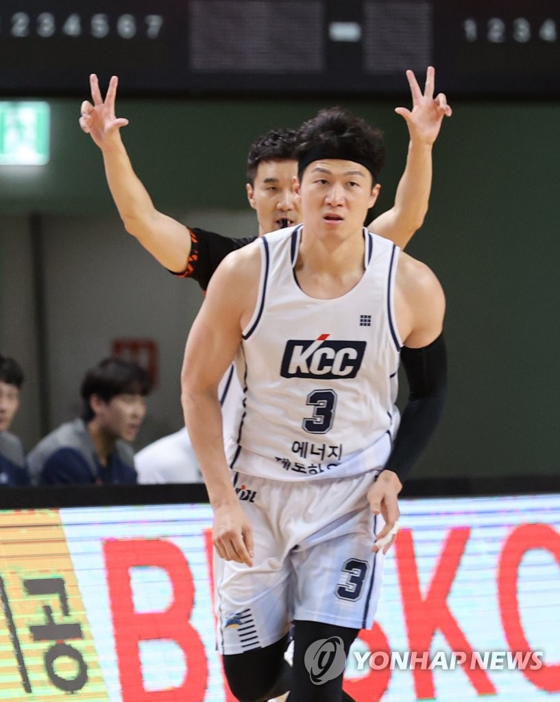 09th Mar, 2021. Lee Jung-hyun in action Jeonju KCC Egis' Lee Jung-hyun (L)  dribbles the ball during a Korean Basketball League game against the Busan  KT Sonicboom in Busan, 450 kilometers southeast