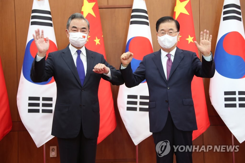 Le ministre des Affaires étrangères Chung Eui-yong (à dr.) et son homologue chinois Wang Yi, posent pour une séance photos au ministère des Affaires étrangères à Séoul le mercredi 15 septembre 2021. 