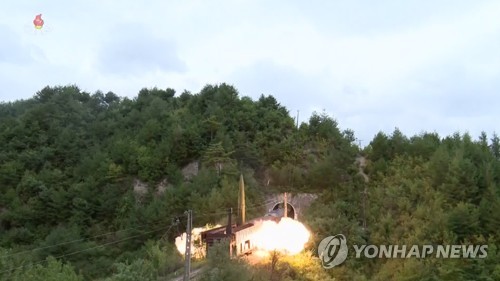 북한, 화해 손짓 해놓고 단거리 미사일…남측 반응 떠보나