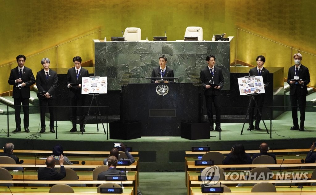 Los integrantes de la banda BTS pronuncian un discurso, el 20 de septiembre de 2021 (hora local), durante la apertura de la Sesión de alto nivel del Momento de los Objetivos de Desarrollo Sostenible (Momento ODS) de la 76ª Asamblea General de la ONU, en Nueva York.