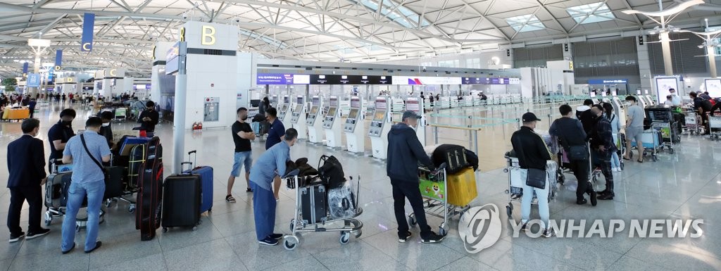 해외 출국자들로 붐비는 인천공항
