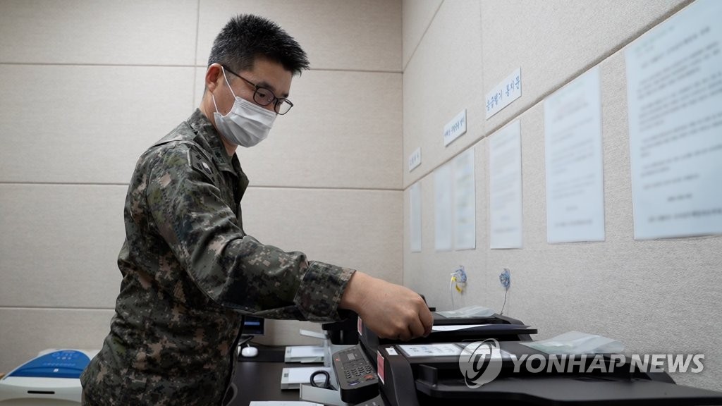 La foto de archivo, proporcionada por el Ministerio de Defensa de Corea del Sur, muestra a un soldado surcoreano enviando un mensaje de fax a Corea del Norte, el 4 de octubre de 2021, a través de la línea de comunicación militar intercoreana. (Prohibida su reventa y archivo)