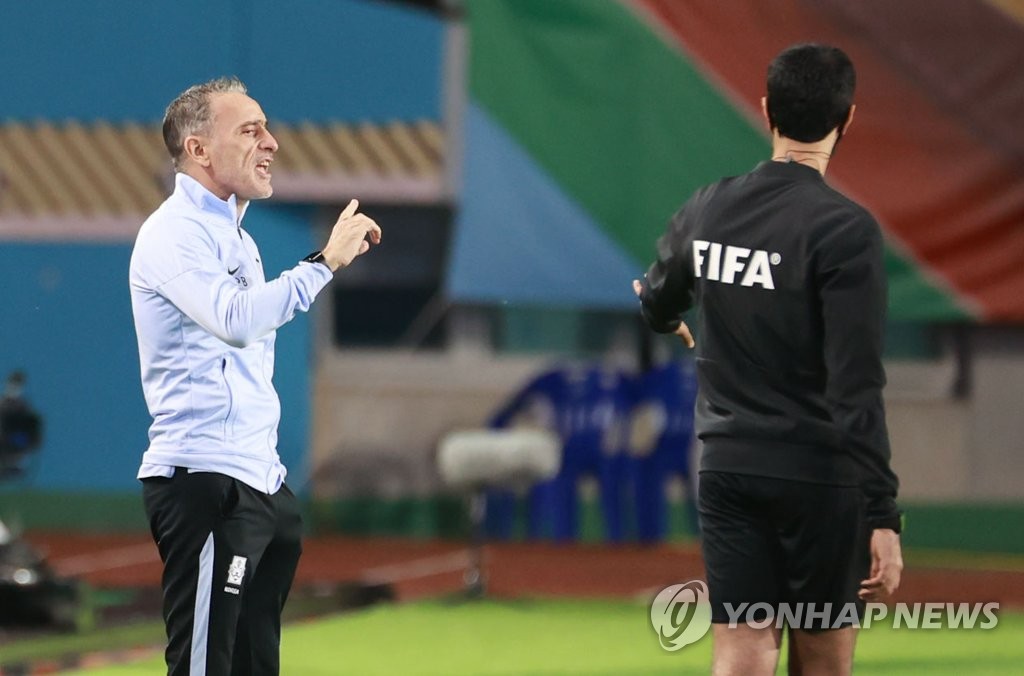 South Korea head coach Paulo Bento argues a call with an official during his team's Group A match against Syria in the final Asian qualifying round for the 2022 FIFA World Cup at Ansan Wa Stadium in Ansan, Gyeonggi Province, on Oct. 7, 2021. (Yonhap)