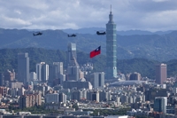 대만 건국 기념일 앞두고 축하비행 리허설하는 헬기들