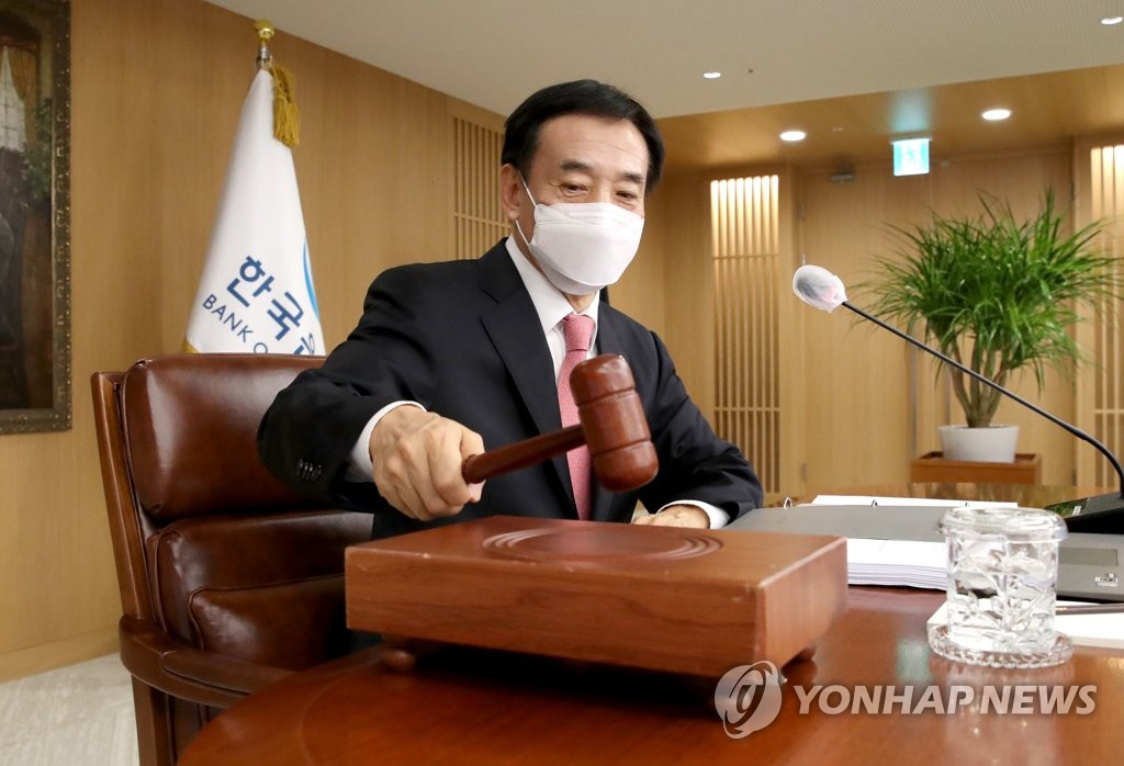 Bank of Korea (BOK) Gov. Lee Ju-yeol bangs the gavel to open a Monetary Policy Committee meeting at the central bank in Seoul on Oct. 12, 2021, in this photo provided by the BOK. The central bank kept its benchmark policy rate unchanged at 0.75 percent as it assessed the impact of its rate hike in August on the economy amid rising inflation and growing household debt. (PHOTO NOT FOR SALE) (Yonhap)