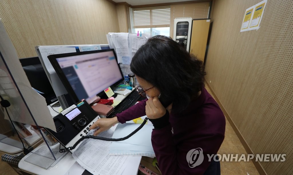 팔목 보호대 차고 백신 상담