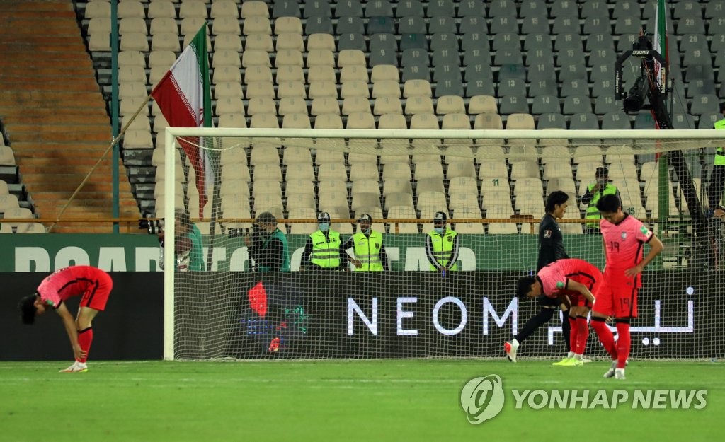 South Korean players react to a goal by Iran during the teams' Group A match in the final Asian qualifying round for the 2022 FIFA World Cup at Azadi Stadium in Tehran on Oct. 12, 2021. (Yonhap)
