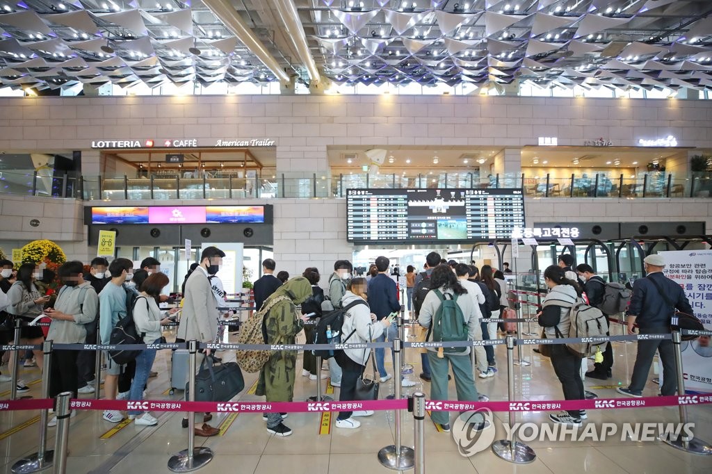 金浦空港で国内線を利用する人たちが列をつくっている＝１５日、ソウル（聯合ニュース）