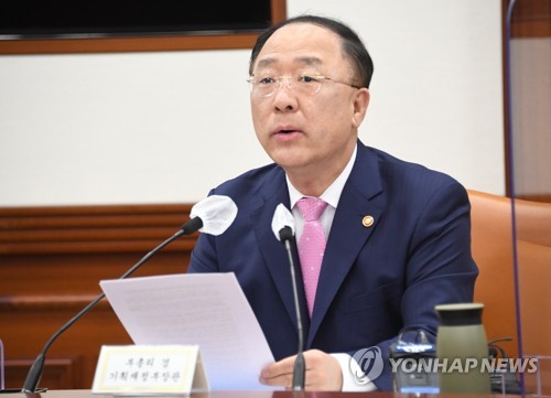 対外経済安保戦略会議を主宰する洪楠基氏＝１８日、ソウル（聯合ニュース）