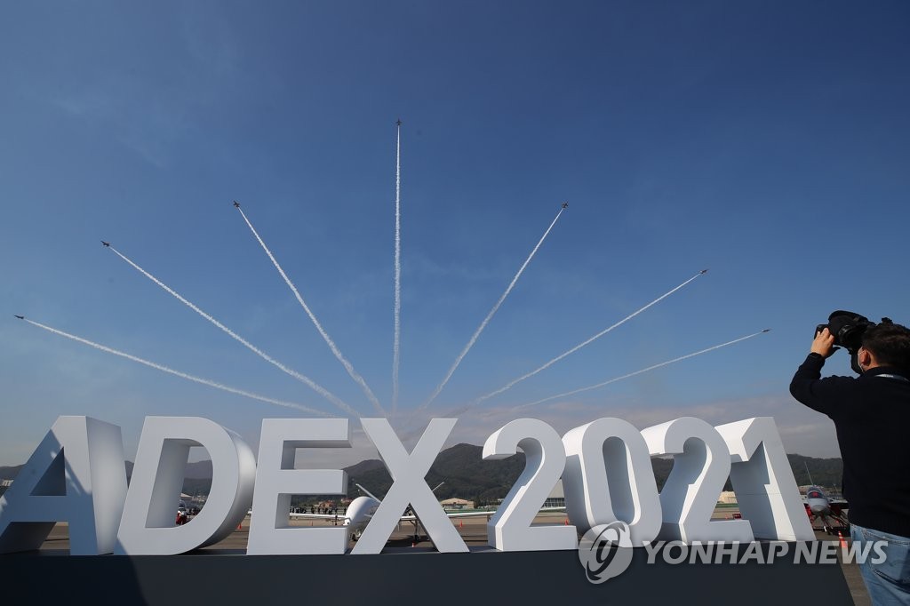 The South Korean Air Force's acrobatic flight team, the Black Eagles, performs to mark the opening of the Seoul International Aerospace & Defense Exhibition (ADEX) 2021 at Seoul Air Base, south of Seoul, on Oct. 18, 2021. (Yonhap)