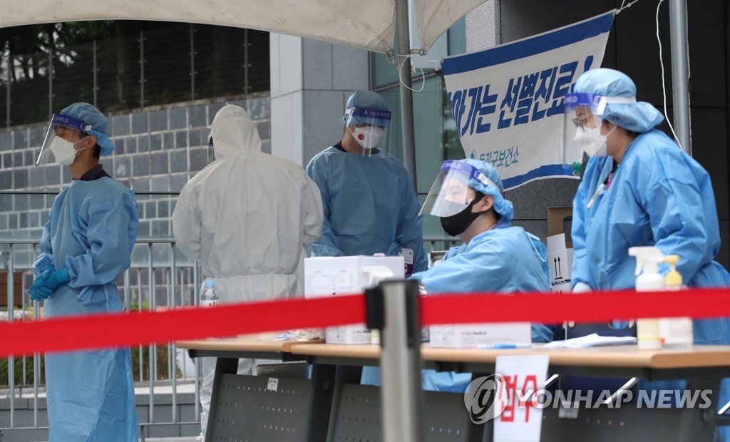 Officials work at a makeshift COVID-19 testing station set up at ChungAng University in Seoul on Oct. 18, 2021. (Yonhap) 