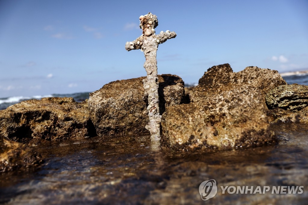 900년 된 십자군 검, 지중해서 발견…잠수부 '매의 눈'에 걸려