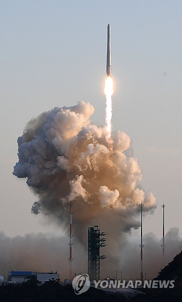 South Korea's first homegrown space launch vehicle, known as Nuri, lifts off from the Naro Space Center in Goheung, South Jeolla Province, 473 kilometers south of Seoul, on Oct. 21, 2021. (Pool photo) (Yonhap)