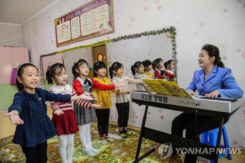 평양 유치원에서 노래 연습하는 원생들