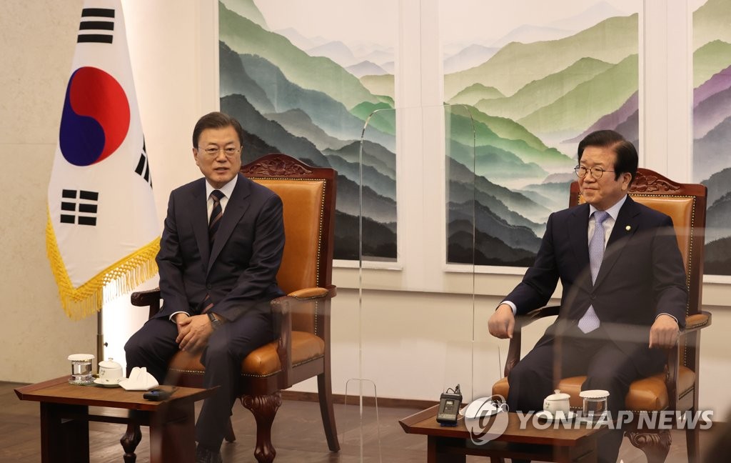 President Moon Jae-in (L) talks with National Assembly Speaker Park Byeong-seug during a visit to parliament in Seoul on Oct. 25, 2021, to deliver an address on next year's state budget. (Yonhap)
