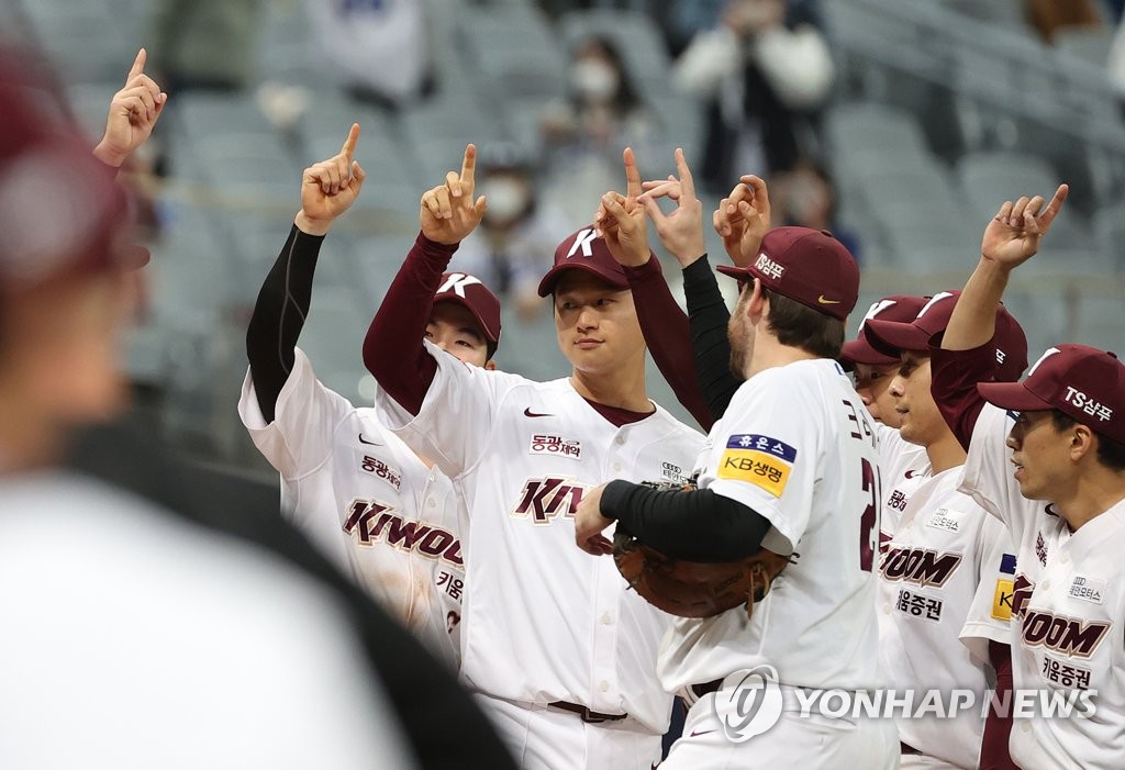Members of the Kiwoom Heroes celebrate their 8-3 victory over the Samsung Lions in a Korea Baseball Organization regular season game at Gocheok Sky Dome in Seoul on Oct. 27, 2021. (Yonhap)