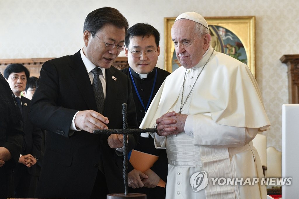 프란치스코 교황에게 평화 상징 십자가 설명하는 문재인 대통령
