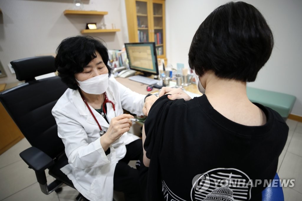 韓国内で新型コロナワクチンの２回目の接種まで完了した人は１４日午前０時時点で累計４００９万９１３１人となった（資料写真）＝（聯合ニュース）
