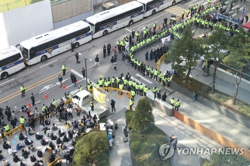 ソウルの日本大使館前では水曜集会と保守団体の集会が同時に開かれた＝３日、ソウル（聯合ニュース）