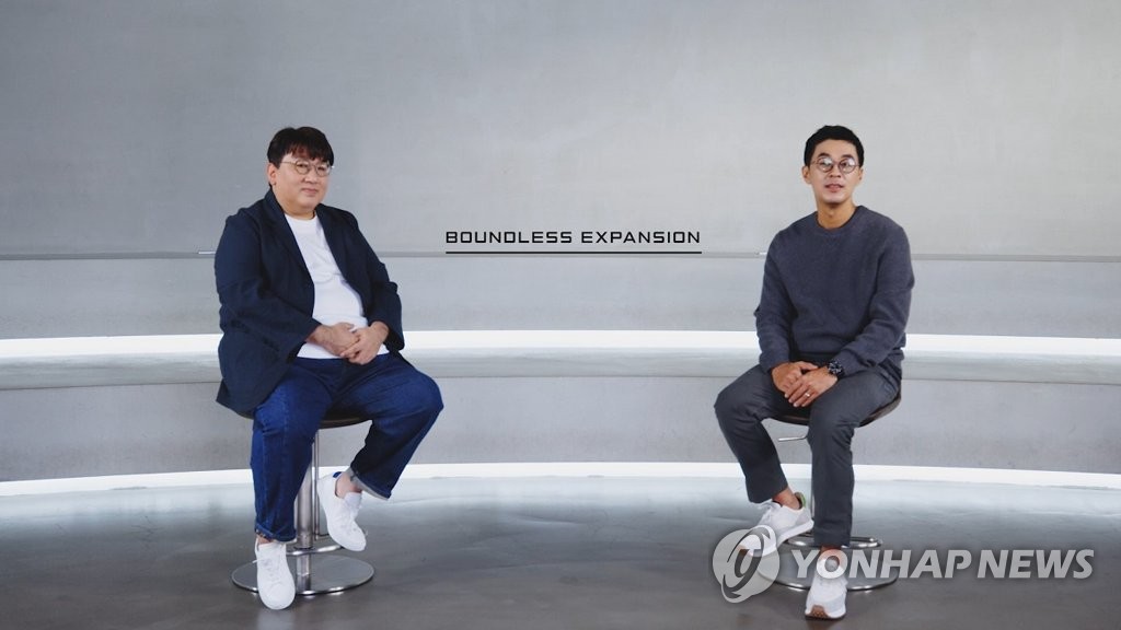 Cette photo fournie par Hybe montre son fondateur et président Bang Si-hyuk (à gauche) et son PDG Park Ji-won lors d'une réunion d'information en ligne tenue pour dévoiler les prochaines activités de l'entreprise, le 4 novembre 2021. (Archivage et revente interdits)