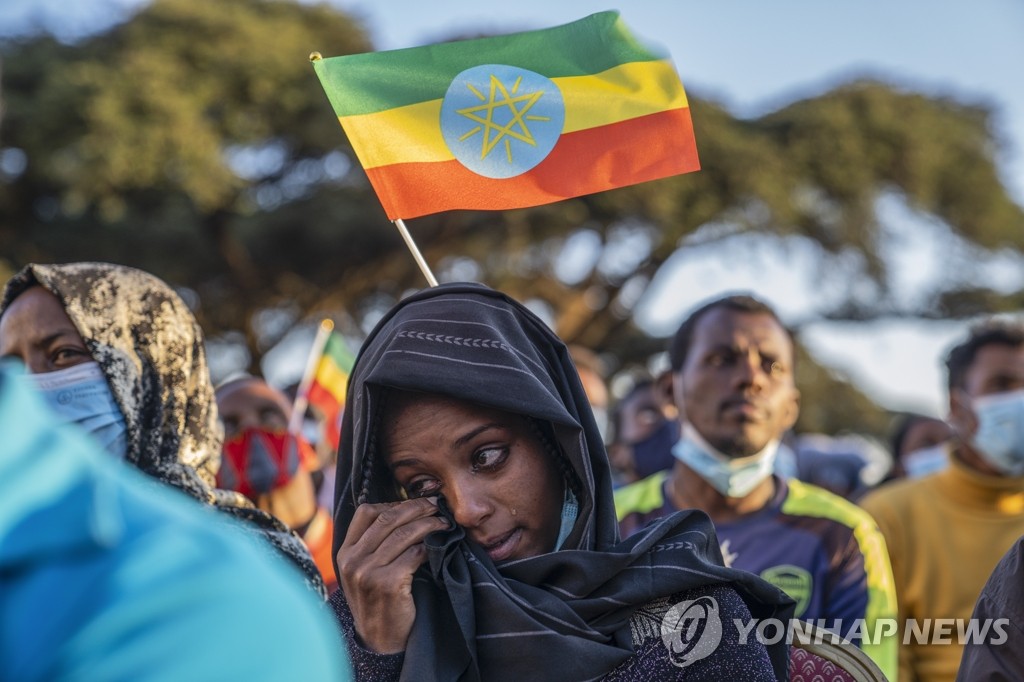 '티그라이 내전 1주년' 행사서 눈물 훔치는 에티오피아 여성