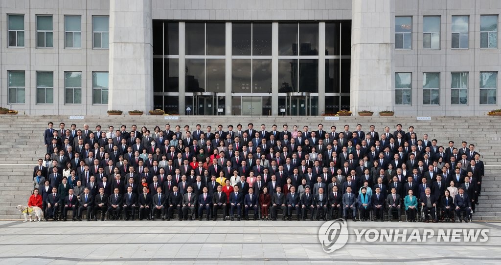 Group photo of lawmakers Yonhap News Agency